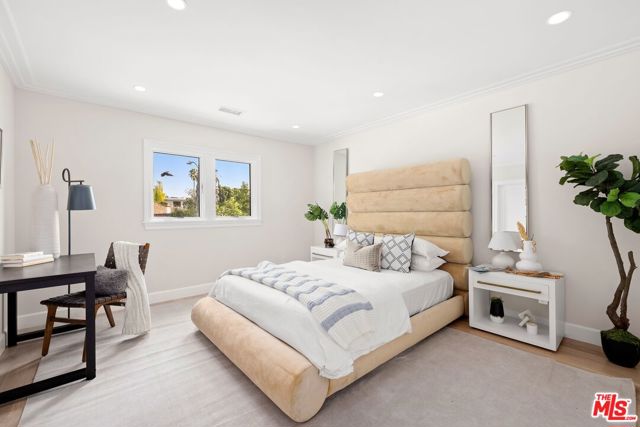 633 N Formosa Avenue, Los Angeles CA: https://media.crmls.org/mediaz/94c547ee-efc4-4412-8bfc-74424a6b7965.jpg