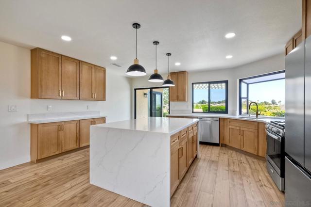 13356 Corte De Comares, San Diego CA: https://media.crmls.org/mediaz/94c5c90a-60ff-4f9b-b3fd-a200a045c93c.jpg