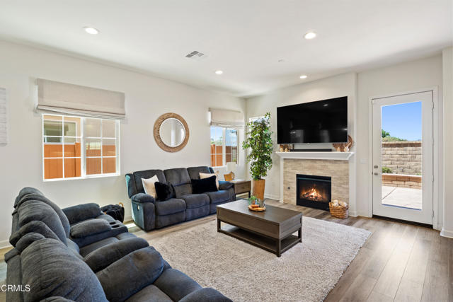 1521 Thorpe Trail, Oxnard CA: https://media.crmls.org/mediaz/94c7303c-931c-47ce-b941-5eb35c5e10fc.jpg