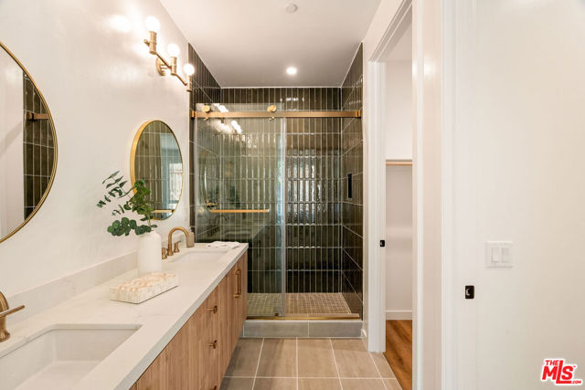 3851 N Riley Lane, Los Angeles CA: https://media.crmls.org/mediaz/94c86b9a-56d0-4ecd-8bff-e2a368a9e49e.jpg