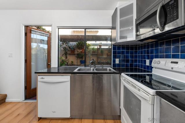 3205 Via Alicante, La Jolla CA: https://media.crmls.org/mediaz/94c99192-35cb-432e-a7bc-e62ecd8c8e9d.jpg