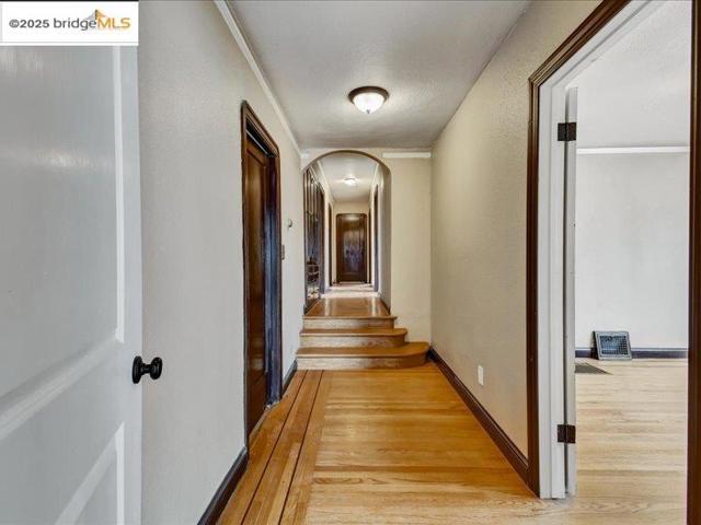 4211 Market St, Oakland CA: https://media.crmls.org/mediaz/94c9e8d6-e6da-4378-b906-226706ef8e54.jpg