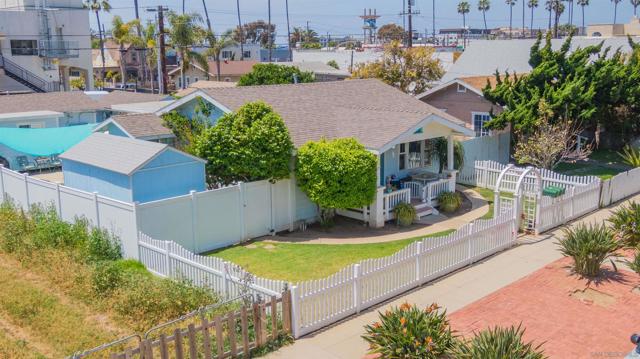 321 S Freeman, Oceanside CA: https://media.crmls.org/mediaz/94ca3a78-3809-4918-ab15-595ce279baab.jpg