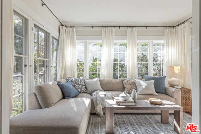 601 S Hudson Avenue, Pasadena CA: https://media.crmls.org/mediaz/94cb6072-a4de-41de-aab8-85e34f5fb6c9.jpg