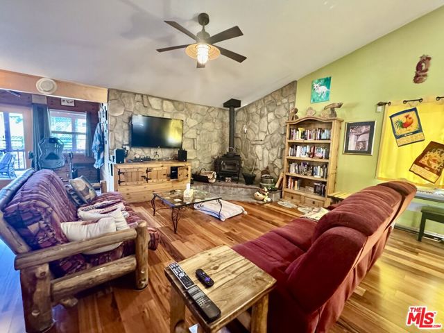 539 Lakewood Lane, Big Bear CA: https://media.crmls.org/mediaz/94cce329-727a-4df5-89fd-4a646281c4b0.jpg