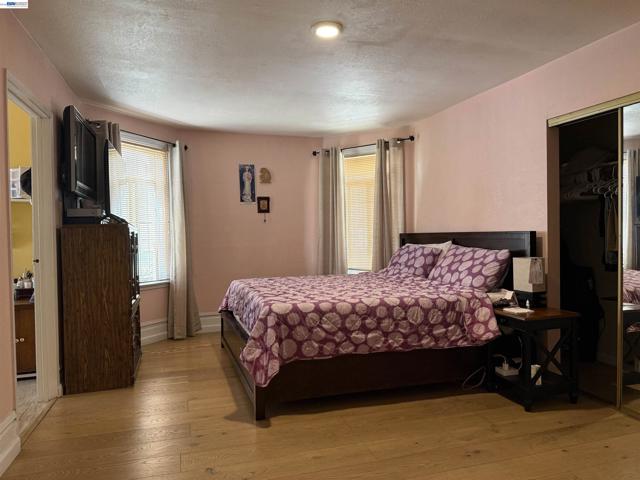 663 25TH Street, Oakland CA: https://media.crmls.org/mediaz/94ce15da-b978-4c8d-b6a9-c28bfe66fd27.jpg