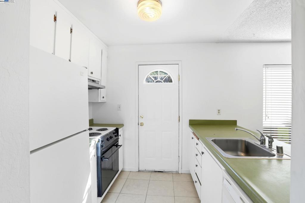 https://media.crmls.org/mediaz/94ce3530-c19e-442a-bfdb-496a39fd9fda.jpg?preset=X-Large