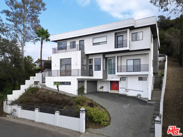 3971 Fredonia Drive, Los Angeles CA: https://media.crmls.org/mediaz/94ce81d9-76c2-4c8d-985e-6e1742002ccf.jpg