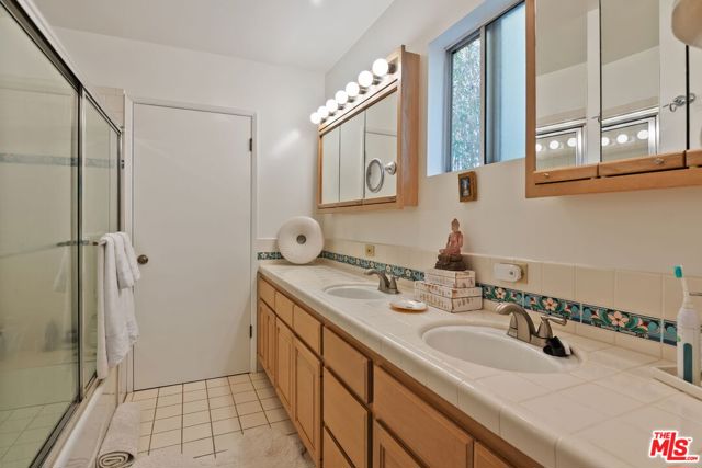 2702 11th Street, Santa Monica CA: https://media.crmls.org/mediaz/94cea73e-48fe-4962-a809-f8975e6a3946.jpg