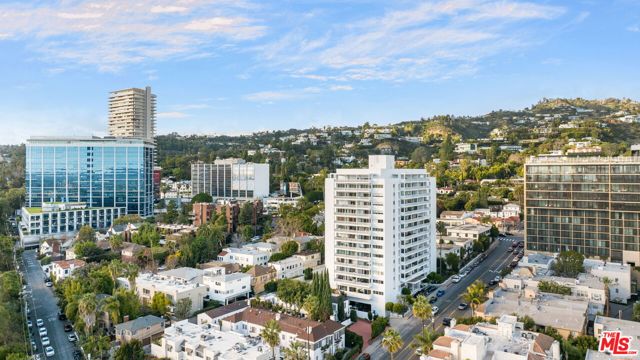 999 N Doheny Drive, West Hollywood CA: https://media.crmls.org/mediaz/94cf49b1-8a0b-47b9-a0bf-779c9c1e43ed.jpg