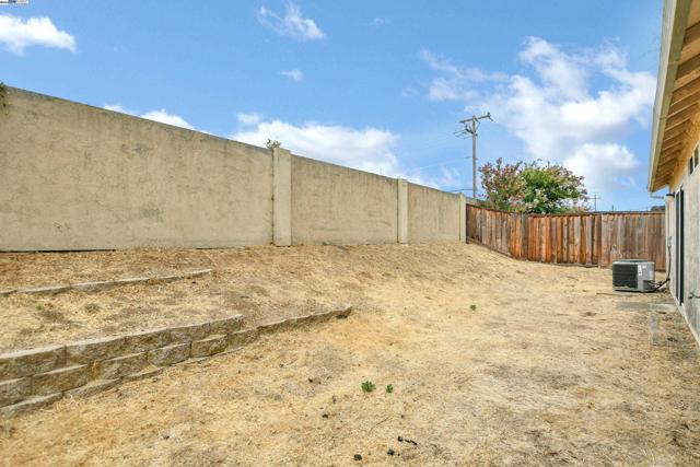 1218 Fetzer Ln, Oakley CA: https://media.crmls.org/mediaz/94d09187-d331-4ca9-8e67-e9718f9c56c5.jpg