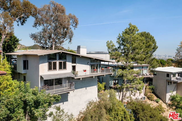 3307 Deronda Drive, Los Angeles CA: https://media.crmls.org/mediaz/94d12f00-2c46-49a9-a2cd-f51bc4698fc1.jpg