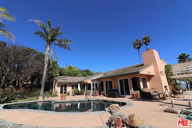 20776 Big Rock Drive, Malibu CA: https://media.crmls.org/mediaz/94d1d23c-877a-4ded-916c-b396de387611.jpg