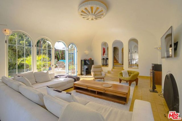 4778 Cromwell Avenue, Los Angeles CA: https://media.crmls.org/mediaz/94d2af74-938f-451b-8967-6a3652bd0fe3.jpg
