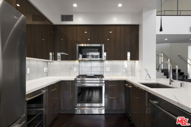 3425 W OLIVE Avenue, Burbank CA: https://media.crmls.org/mediaz/94d2d741-ef69-4af9-b96a-f0c7e39f133b.jpg