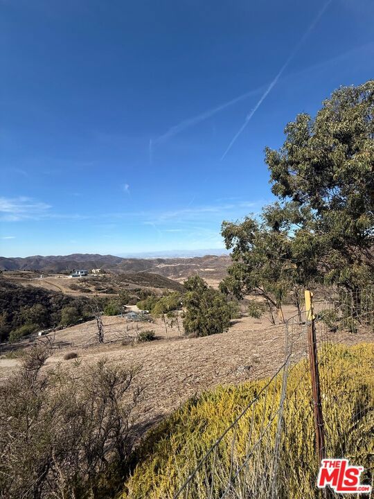 11077 Pacific View Drive, Malibu CA: https://media.crmls.org/mediaz/94d33f9d-f9b8-4041-934e-0d527cb8dd81.jpg