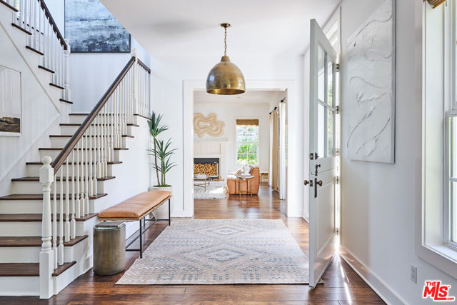 28830 Hampton Place, Malibu CA: https://media.crmls.org/mediaz/94d37828-2fd7-47f1-ac16-8ea9aa4086bb.jpg