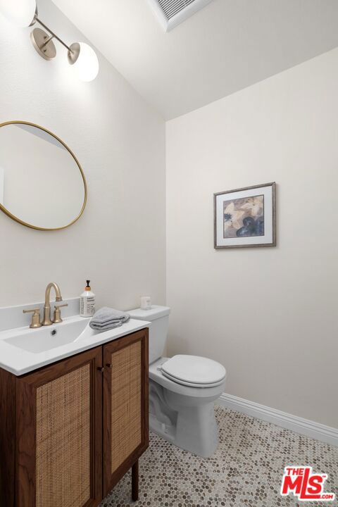 2400 W 74th Street, Los Angeles CA: https://media.crmls.org/mediaz/94d44b82-4268-4be6-91f8-3f6724c4414c.jpg
