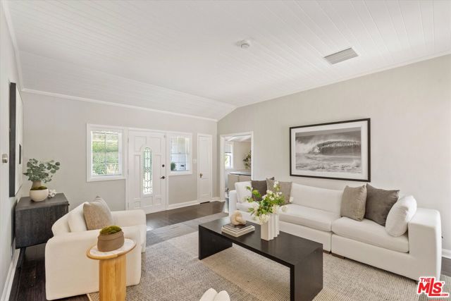 560 N Croft Avenue, West Hollywood CA: https://media.crmls.org/mediaz/94d46a19-5dab-441d-b8d1-8edc67746fa7.jpg