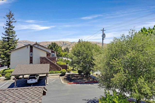 136 Hackamore Ln, Fremont CA: https://media.crmls.org/mediaz/94d525a0-a423-43fe-8c4f-066324e7617e.jpg