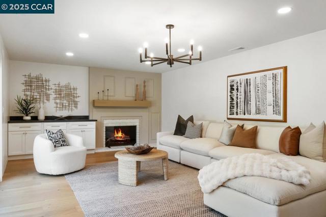 374 James Bowie Ct, Alamo CA: https://media.crmls.org/mediaz/94d58eb2-1f2c-42ac-a9f5-8549685ee7fe.jpg