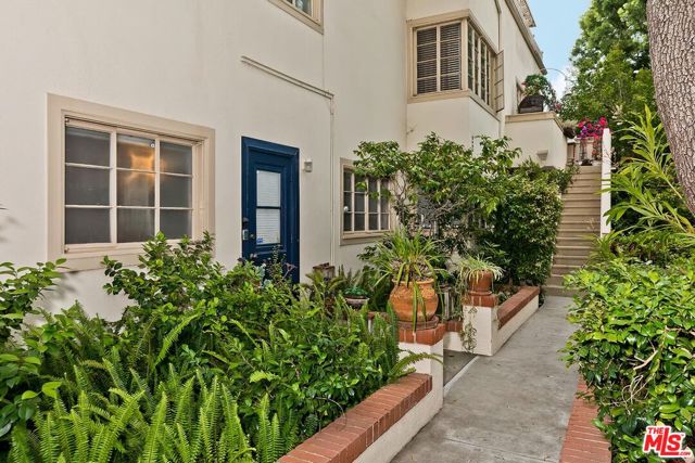 11901 Sunset Blvd Boulevard, Brentwood CA: https://media.crmls.org/mediaz/94d64e0a-3994-4c70-ab48-ffe96958833a.jpg