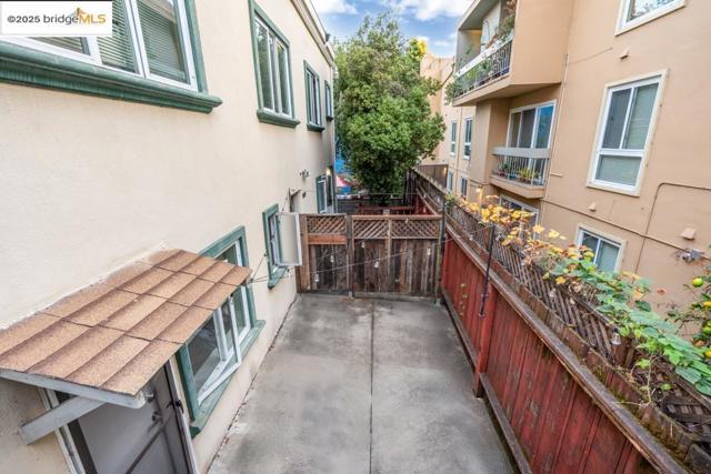 539 Mandana, Oakland CA: https://media.crmls.org/mediaz/94d67339-2c2d-415b-b975-acfe4142a516.jpg