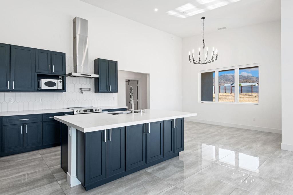 https://media.crmls.org/mediaz/94d705eb-d1f9-41ec-8be1-4a72ca2bdfde.jpg?preset=X-Large