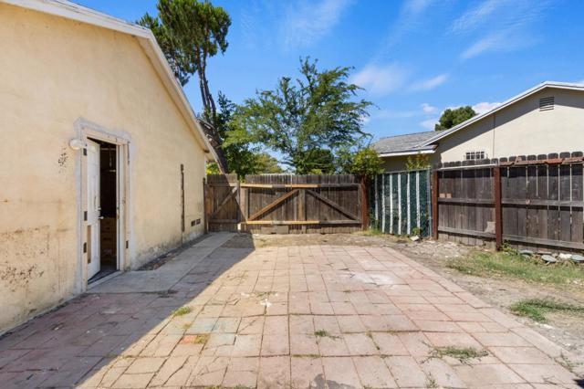 7541 19th Street, Sacramento CA: https://media.crmls.org/mediaz/94d748ce-56a9-4a16-b50b-b4b3ce67c8e8.jpg