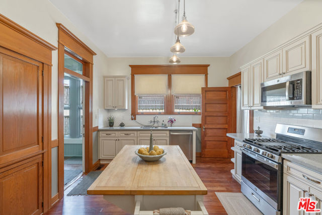 1049 Elden Avenue, Los Angeles CA: https://media.crmls.org/mediaz/94d86564-86dc-4e13-ae42-fee7d5e390d1.jpg