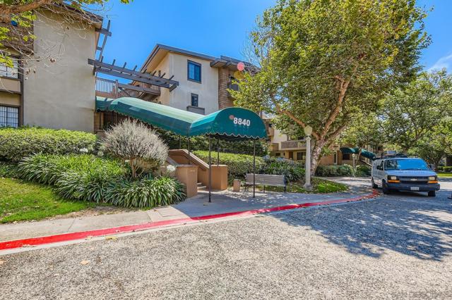 8840 Villa La Jolla Dr, La Jolla CA: https://media.crmls.org/mediaz/94d8eff3-3599-4ee8-8aff-5bb8fd0d9d66.jpg