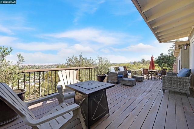 1301 Thomas Dr, Martinez CA: https://media.crmls.org/mediaz/94d8fafe-47dd-404e-97a4-029240965817.jpg