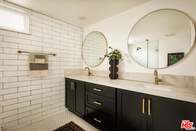 13123 Magnolia Boulevard, Sherman Oaks CA: https://media.crmls.org/mediaz/94d9209a-2954-46ff-9239-77e6dfa37df9.jpg