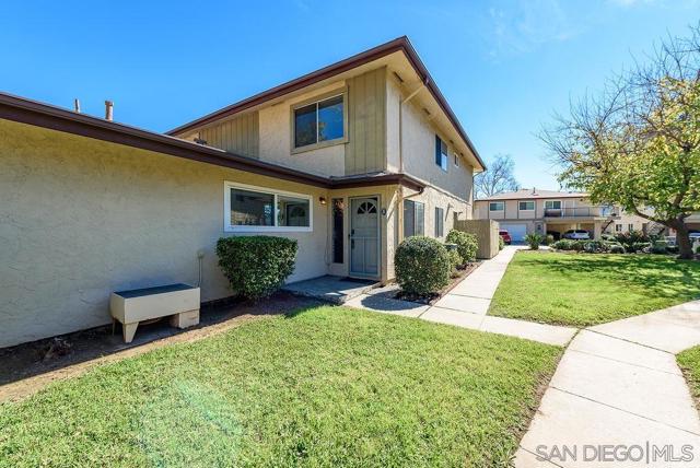 9855 Mission Greens Ct, Santee CA: https://media.crmls.org/mediaz/94d96d2d-5d56-42d1-a9a2-ca387379ac71.jpg