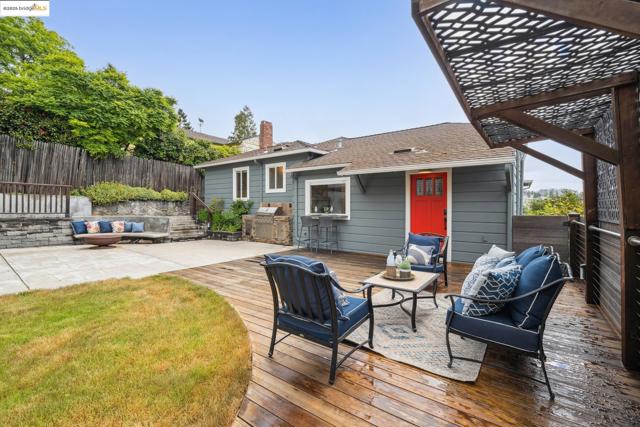 6951 Chambers Dr, Oakland CA: https://media.crmls.org/mediaz/94d9f474-9844-4722-8108-948a22d887b1.jpg
