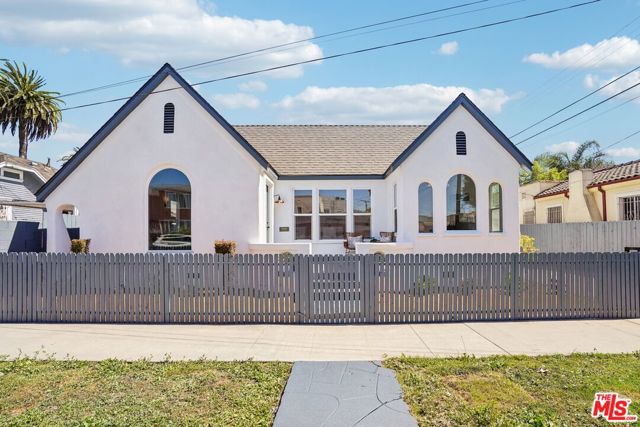 4438 W 28th Street, Los Angeles CA: https://media.crmls.org/mediaz/94da6615-dd58-4d28-ad20-2b05a3710946.jpg