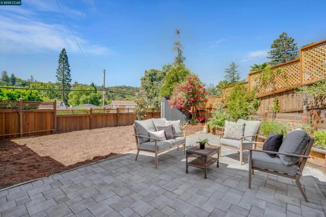 795 Canyon Rd, Redwood City CA: https://media.crmls.org/mediaz/94da8c1d-c69a-4630-a711-42f938b12907.jpg