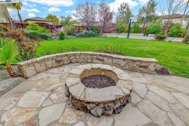 1037 Sunset Creek Ln, Pleasanton CA: https://media.crmls.org/mediaz/94db0c48-6f8b-4943-b386-edcb73ba5c09.jpg