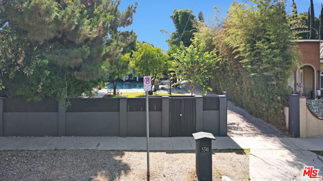 5341 Mecca Avenue, Tarzana CA: https://media.crmls.org/mediaz/94dc0957-12d5-4b96-a969-b383c2ecd5b7.jpg