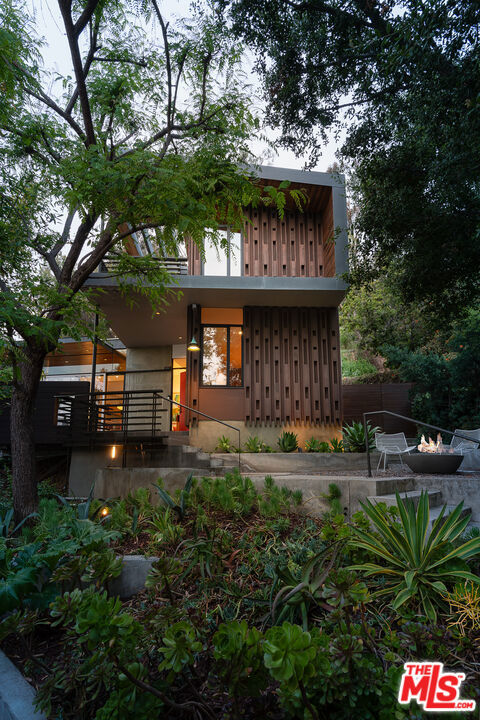 1855 Redcliff Street, Los Angeles CA: https://media.crmls.org/mediaz/94dc322f-5e45-4450-b5f9-e2577c49cd53.jpg