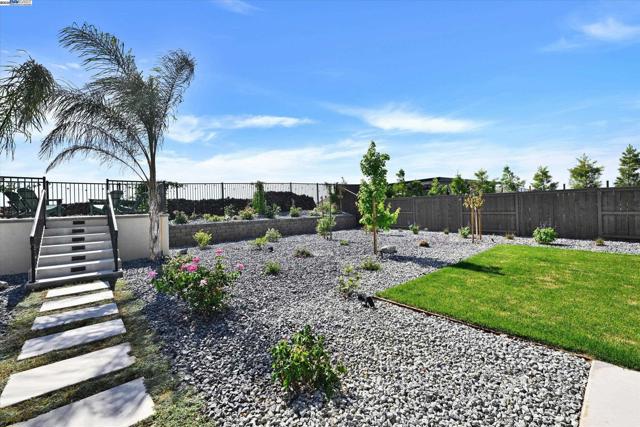 4072 Whitney Vista Ln, Rocklin CA: https://media.crmls.org/mediaz/94dcfca9-fbb9-4d07-bae3-0ad824202ade.jpg