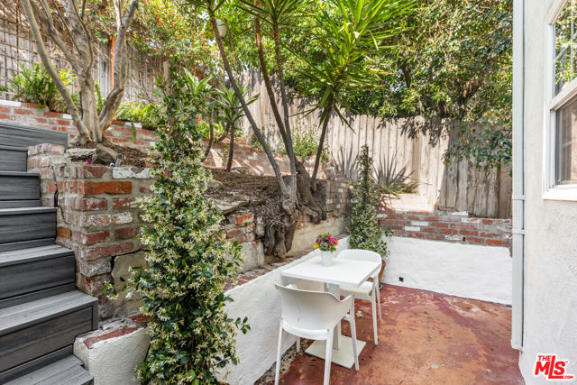 6475 San Marco Circle, Los Angeles CA: https://media.crmls.org/mediaz/94de0a5d-1a1c-4449-9e0b-e0ce96e9daa9.jpg