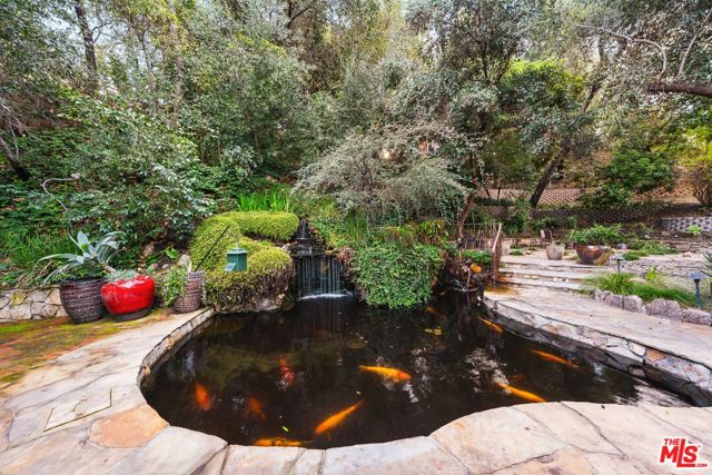 5045 Oakdale Avenue, Woodland Hills CA: https://media.crmls.org/mediaz/94df2927-7d92-4115-a23c-277cb1762959.jpg