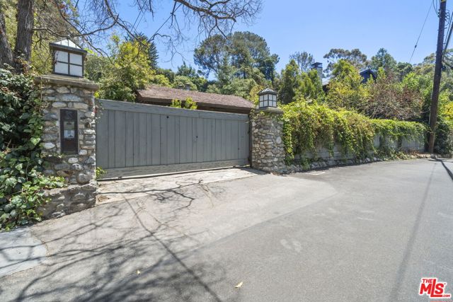 3 Latimer Road, Santa Monica CA: https://media.crmls.org/mediaz/94df4cdb-cdf6-462f-aeab-7169c938d707.jpg