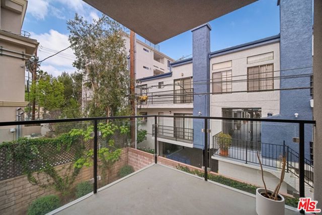11821 W Holly Way, Valley Village CA: https://media.crmls.org/mediaz/94dfbc16-3f48-4756-af81-7903ecf3c595.jpg