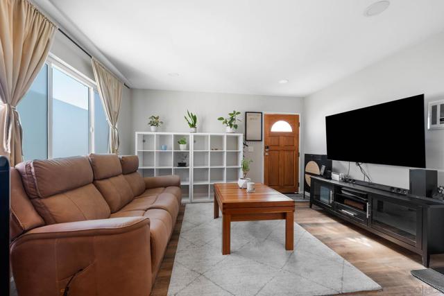 4921 Trojan Ave, San Diego CA: https://media.crmls.org/mediaz/94dfddb8-434e-49c6-8beb-1df46b70bfbc.jpg