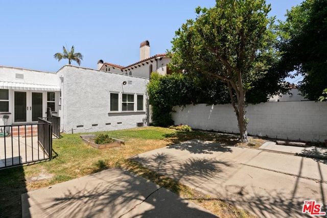 220 S Le Doux Road, Beverly Hills CA: https://media.crmls.org/mediaz/94dffec6-8086-490d-9821-83b0f1ce2cd2.jpg
