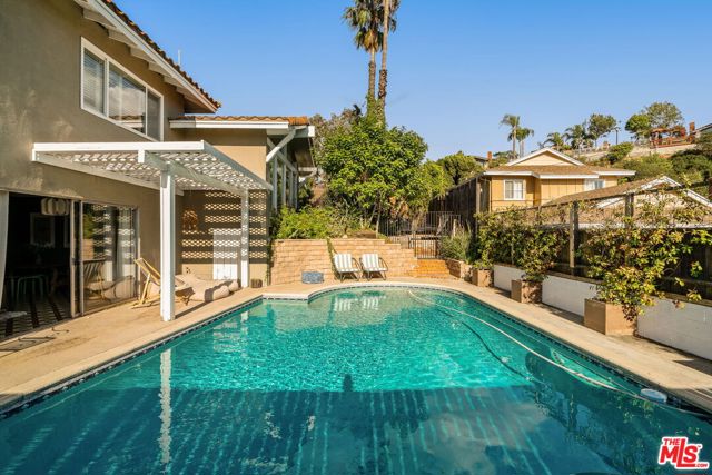 4748 Round Top Drive, Los Angeles CA: https://media.crmls.org/mediaz/94e15f8b-50f5-4fc7-8a43-9ff815a10fbd.jpg