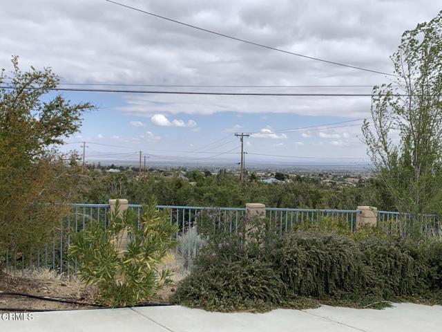 9020 Pionero Road, Pinon Hills CA: https://media.crmls.org/mediaz/94e1f466-2e44-4d45-aca4-eba274a864e9.jpg