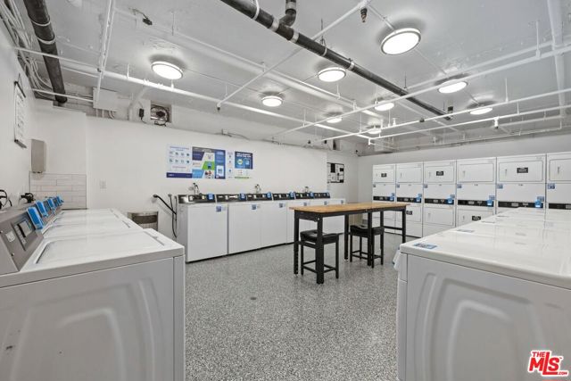 1440 Veteran Avenue, Los Angeles CA: https://media.crmls.org/mediaz/94e23adb-c532-4e73-9b44-ededbd35241b.jpg